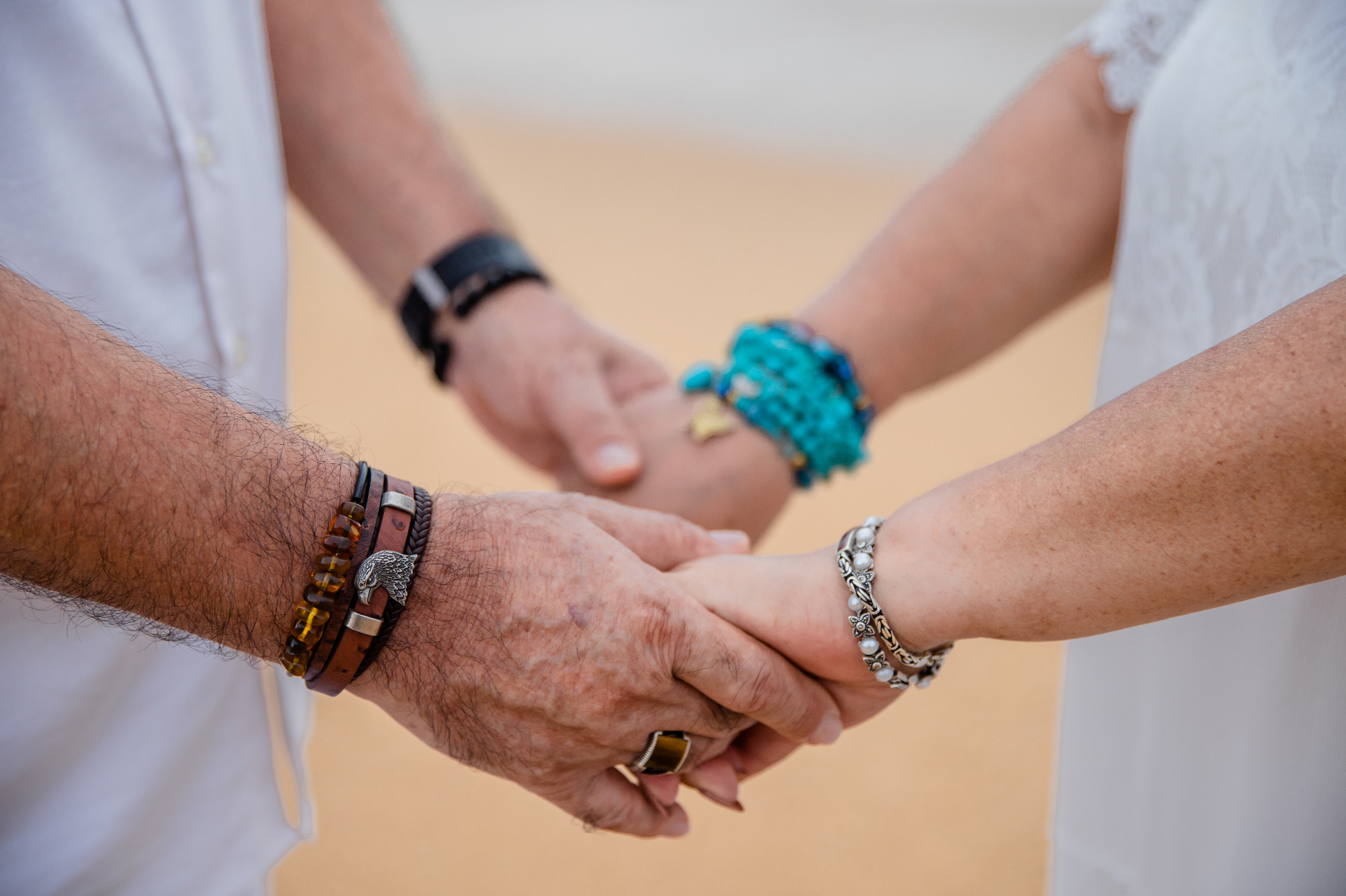 Tomados de la mano